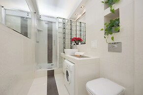 Studio Near Ogród Saski by Renters