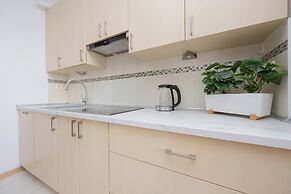 Studio Near Ogród Saski by Renters