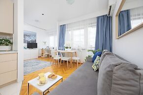 Studio Near Ogród Saski by Renters