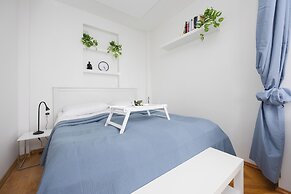 Studio Near Ogród Saski by Renters