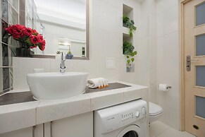 Studio Near Ogród Saski by Renters