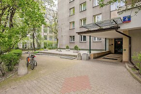 Studio Near Ogród Saski by Renters