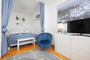 Studio Near Ogród Saski by Renters