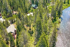 < 7 Mi to Lake & Skiing: Riverfront Truckee Home!