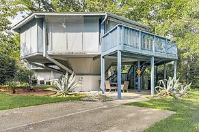 Myrtle Beach Tree House' w/ Deck ~ 7 Mi to Beach!