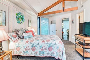 Myrtle Beach Tree House' w/ Deck ~ 7 Mi to Beach!