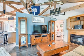 Myrtle Beach Tree House' w/ Deck ~ 7 Mi to Beach!