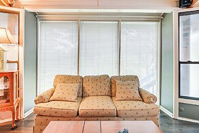 Myrtle Beach Tree House' w/ Deck ~ 7 Mi to Beach!