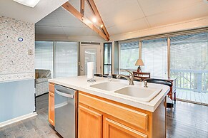 Myrtle Beach Tree House' w/ Deck ~ 7 Mi to Beach!
