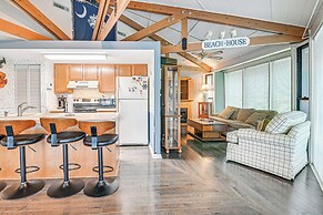 Myrtle Beach Tree House' w/ Deck ~ 7 Mi to Beach!