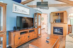 Myrtle Beach Tree House' w/ Deck ~ 7 Mi to Beach!