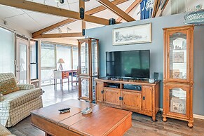 Myrtle Beach Tree House' w/ Deck ~ 7 Mi to Beach!