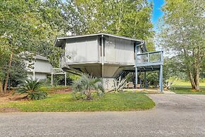 Myrtle Beach Tree House' w/ Deck ~ 7 Mi to Beach!