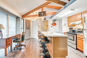 Myrtle Beach Tree House' w/ Deck ~ 7 Mi to Beach!