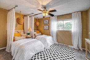 College Station Gem w/ Pool Access Near University