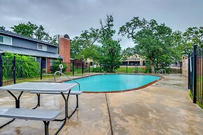 College Station Gem w/ Pool Access Near University