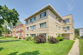 Walk to Train: Convenient Skokie Condo!