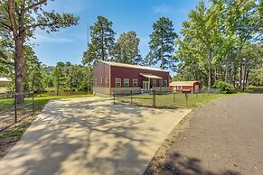 Quitman Lakefront Cabin w/ Screened Porch & Grill!