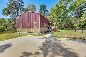 Quitman Lakefront Cabin w/ Screened Porch & Grill!