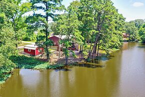 Quitman Lakefront Cabin w/ Screened Porch & Grill!