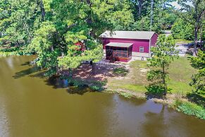 Quitman Lakefront Cabin w/ Screened Porch & Grill!