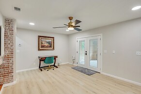 Away in Paris Retreat w/ Workspace, 2 Mi to Dtwn