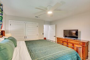 Away in Paris Retreat w/ Workspace, 2 Mi to Dtwn