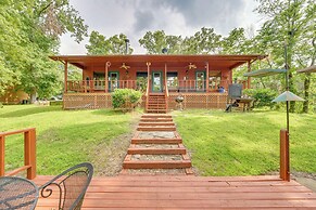 Flippin Home w/ Fire Pit: Walk to White River!