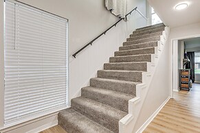Daphne Home w/ Deck: Close to Beaches & Parks!