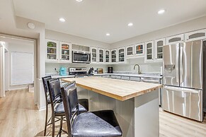 Daphne Home w/ Deck: Close to Beaches & Parks!