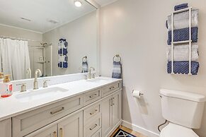 Daphne Home w/ Deck: Close to Beaches & Parks!