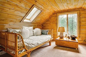 Picturesque Lake Elmo Cottage w/ Fire Pits!