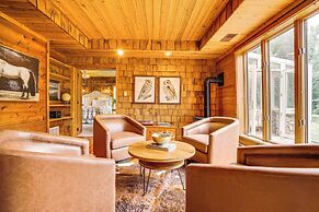 Picturesque Lake Elmo Cottage w/ Fire Pits!