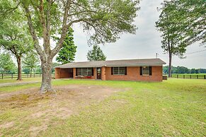 Cozy De Kalb Home w/ Grill on 100 Acres!