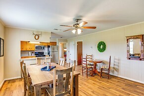 Cozy De Kalb Home w/ Grill on 100 Acres!