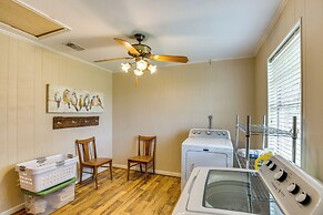 Cozy De Kalb Home w/ Grill on 100 Acres!