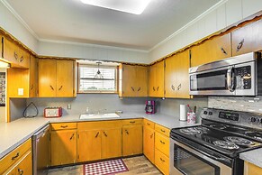 Cozy De Kalb Home w/ Grill on 100 Acres!