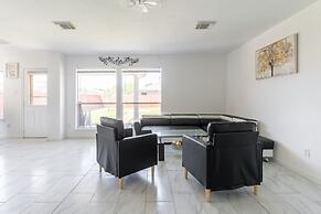 Stylish 4br 2.5ba Haven In Houston 4 Bedroom Home by RedAwning