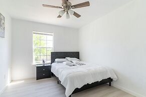 Stylish 4br 2.5ba Haven In Houston 4 Bedroom Home by RedAwning