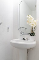 Stylish 4br 2.5ba Haven In Houston 4 Bedroom Home by RedAwning