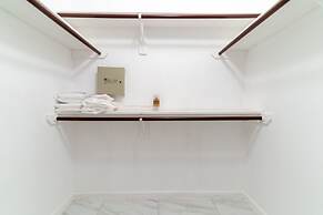 Stylish 4br 2.5ba Haven In Houston 4 Bedroom Home by RedAwning