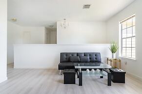 Stylish 4br 2.5ba Haven In Houston 4 Bedroom Home by RedAwning