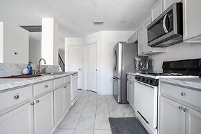 Stylish 4br 2.5ba Haven In Houston 4 Bedroom Home by RedAwning