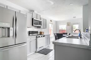 Stylish 4br 2.5ba Haven In Houston 4 Bedroom Home by RedAwning