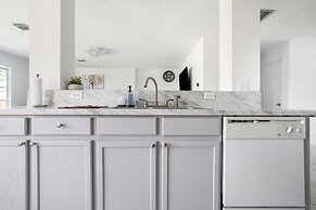 Stylish 4br 2.5ba Haven In Houston 4 Bedroom Home by RedAwning