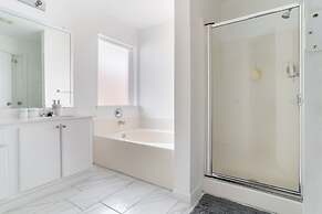 Stylish 4br 2.5ba Haven In Houston 4 Bedroom Home by RedAwning