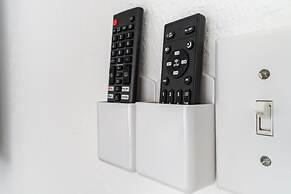 Stylish 4br 2.5ba Haven In Houston 4 Bedroom Home by RedAwning