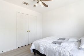 Stylish 4br 2.5ba Haven In Houston 4 Bedroom Home by RedAwning