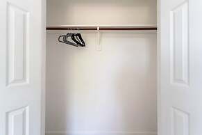 Stylish 4br 2.5ba Haven In Houston 4 Bedroom Home by RedAwning