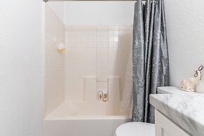 Stylish 4br 2.5ba Haven In Houston 4 Bedroom Home by RedAwning